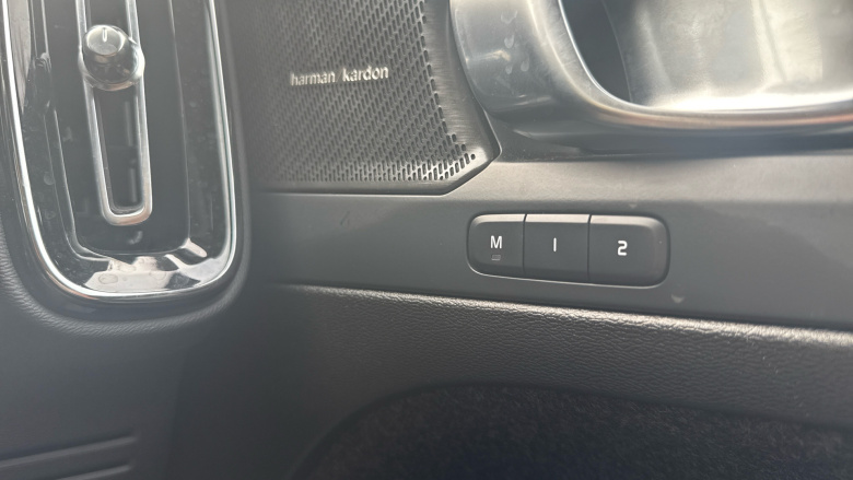 Volvo XC40 2.0 B3P Ultra Dark 5dr Auto Petrol Estate